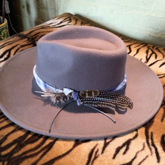 SAlae NEW! Wyeth feathered rancher